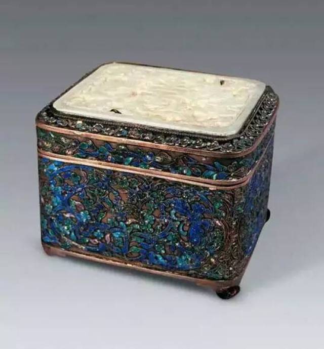 美翻了眼:里面的珠宝不要了 就要这个盒子