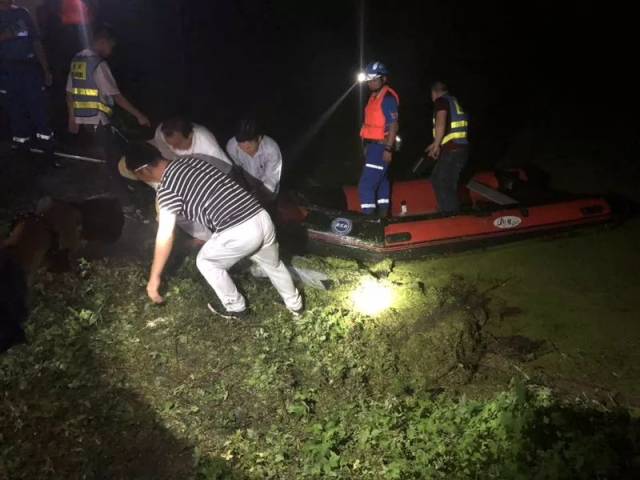 蒙城:痛心!一少女溺水身亡,蓝天救援队赴三义打捞上岸