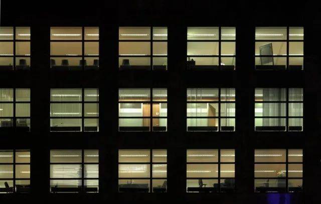 还能打造出酷炫的夜间特效 且不妨碍图中的主体 夜景窗户 远处