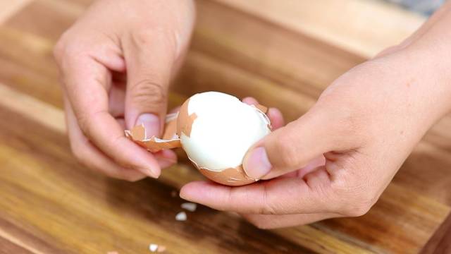 6. 提前煮好的鸡蛋,剥除蛋壳,分离蛋白和蛋黄.