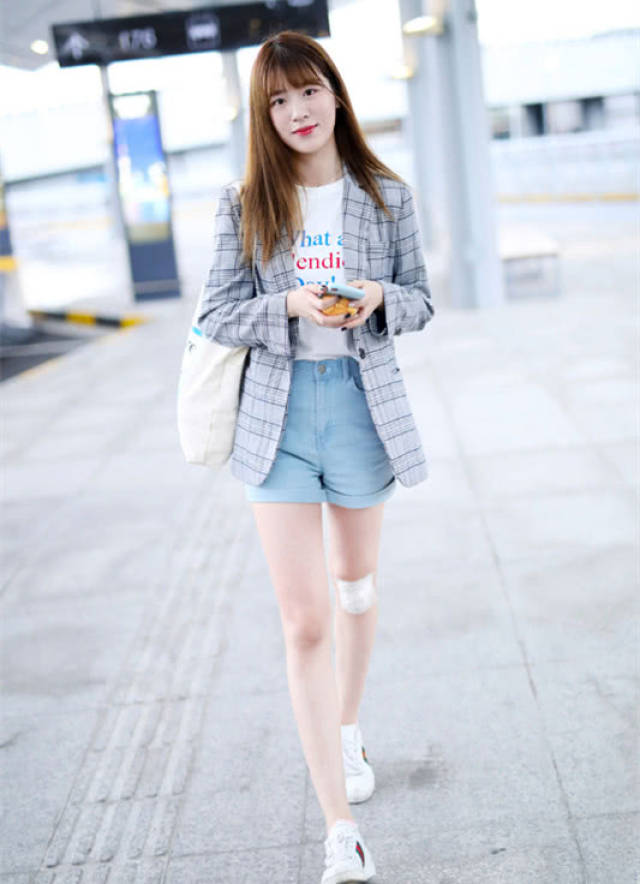 吴茜到机场,穿一身清纯打扮,被小姐姐美到了!