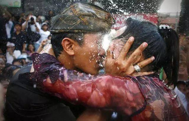 印尼接吻节现场太疯狂,女孩常被吻到哭.