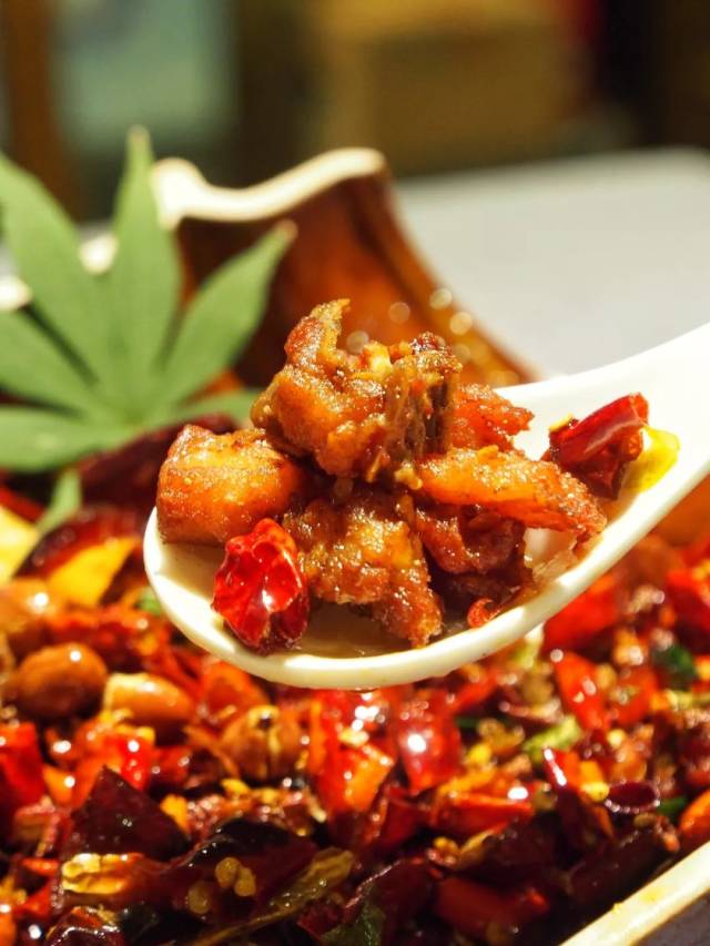 川菜届三大巨头,酸菜鱼牛蛙辣子鸡~既然前两者都有了,又怎能少得了