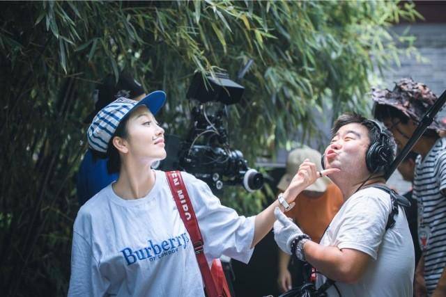 美女上厕所故意走错,误导屌丝男进女厕所被暴