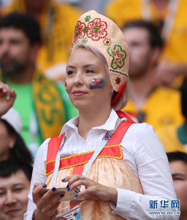 6月21日,丹麦队球迷在开赛前造势. 新华社记者费茂华摄