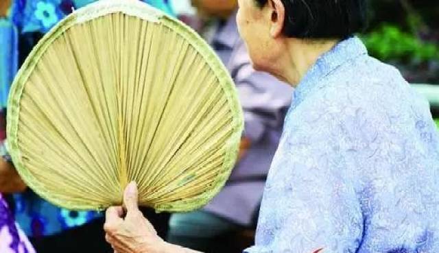 老中医养生有一绝!一把扇子摇走五种病,赶紧学起来