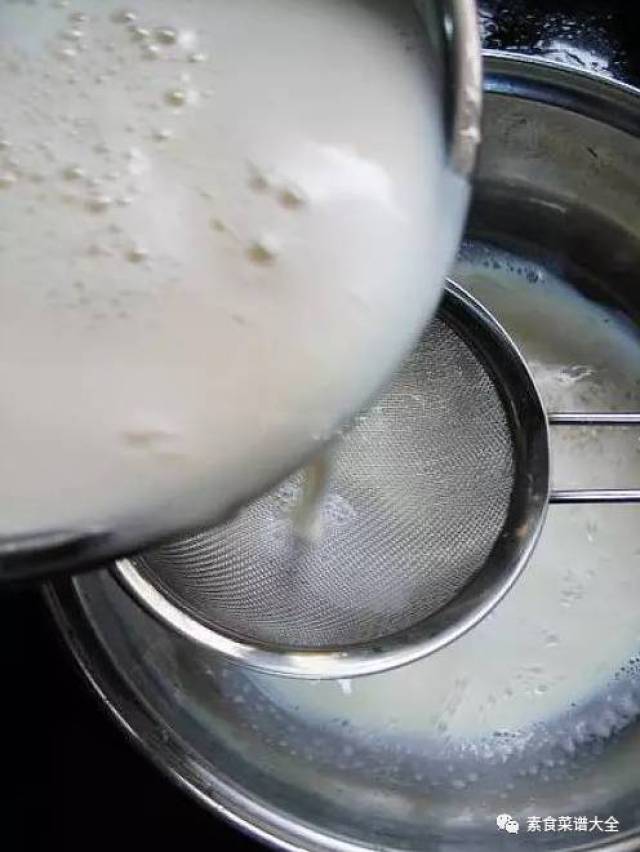 7. 再用滤网过滤豆浆.