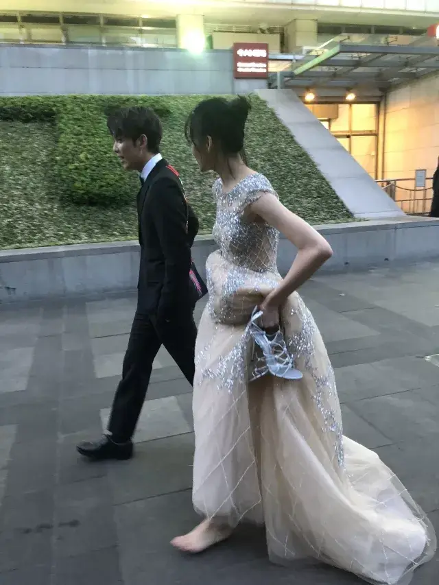 原来这是和吴磊搭档主演电影《阿修罗》的女主角张艺上啊~仔细翻了翻