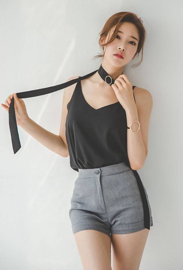 清新柔美的气质美女,时尚套装显简约大气,骨秀神清魅力十足!