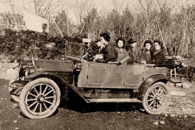 (本图为明治末期的汽车)