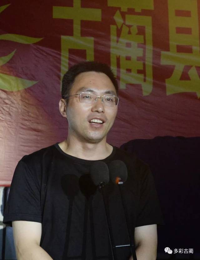 縣委常委,宣傳部部長李凌宣佈運動會開幕