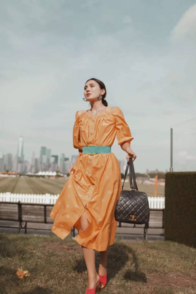 复古法式风的衬衫裙,穿上后立马变得优雅精致起来,挖肩领的设计更加