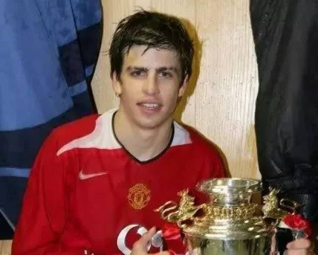 其次是皮克会捯饬自己.