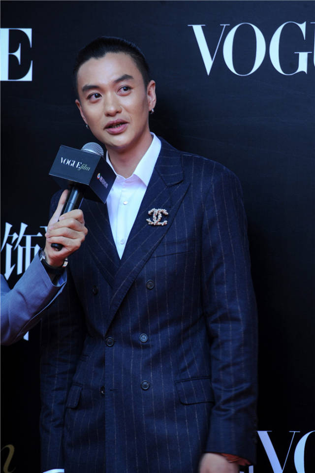 周一围亮相电影展个性马尾引瞩目_手机搜狐网