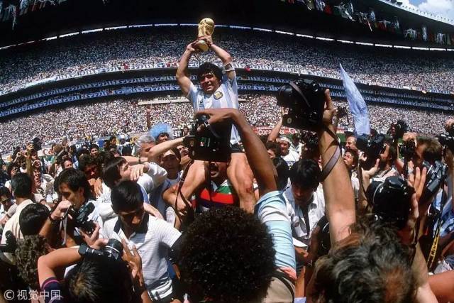 1986年阿根廷夺冠,手捧金杯的马拉多纳