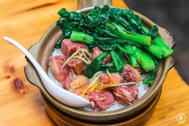 上九路的深巷里飘出的饭香,阿姨卖了8年,只靠几个瓦煲就撑起你的一日