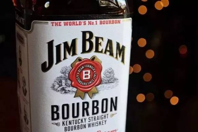 美国波本威士忌(bourbon whisky)必须在全新的木桶中成熟,于是,大量