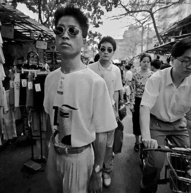现在20年过去了,文化衫换了个名字叫 slogan tee,因为有态度,又好