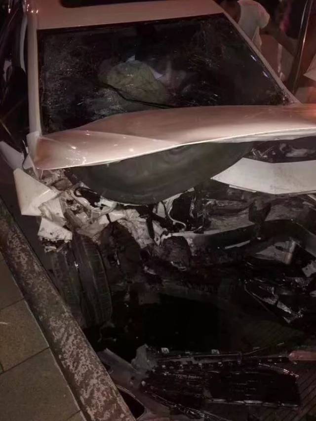 突发吉安大桥发生一起惨痛车祸保时捷相撞致一人不幸身亡