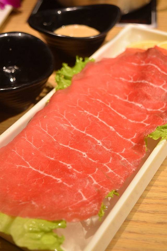 可以生吃的 黑牛雪花,吃法跟三文鱼刺身一样,上桌就动手,口感超细腻