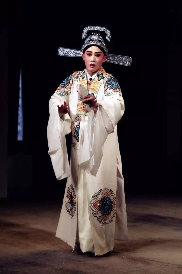 把闽剧搬进咖啡馆,吸引一群年轻人跟着唱戏,85后小伙用戏曲向福州献礼