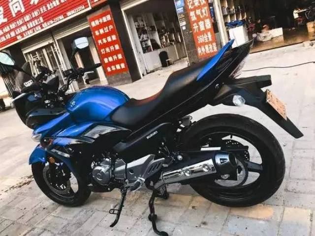 小伙用打工半年的工资买了这辆豪爵铃木gw250摩托车,值了