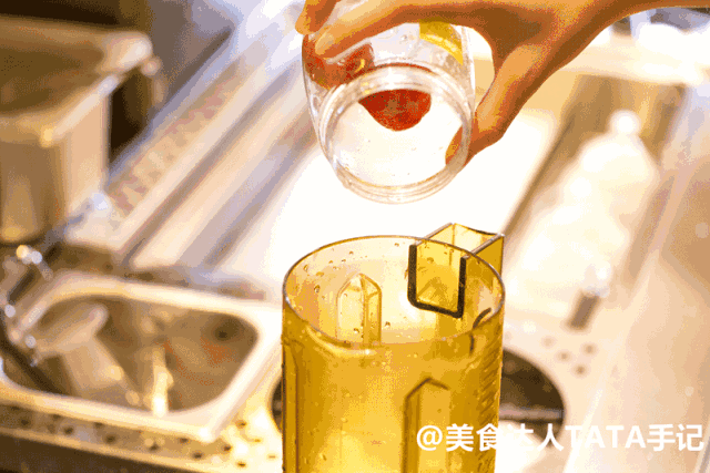 醉莓莓用了接近酒杯形状的专属杯子,为庆祝增添一抹仪式感, 500ml的小