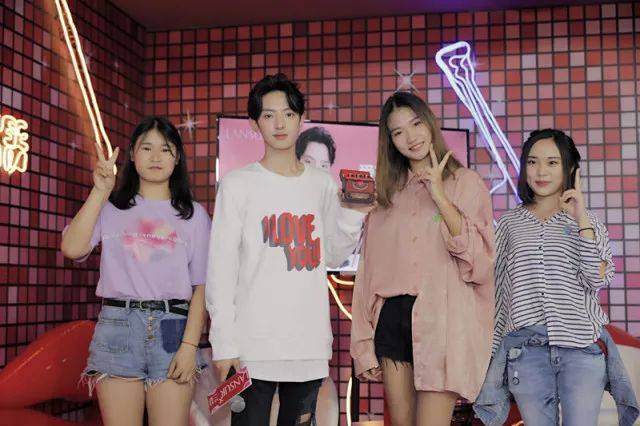 有爱豆,男朋友不要也罢 赵天宇的莅临,成都的空气都变得更"酸臭"了