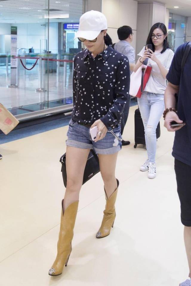 51岁那英现身惊呆众人,短裤配长筒皮靴土味十足,网友:不热么?