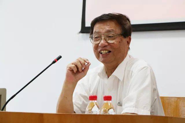 洪可柱从企业发展面临的形势,行业发展下一步的趋势,企业当前存在的