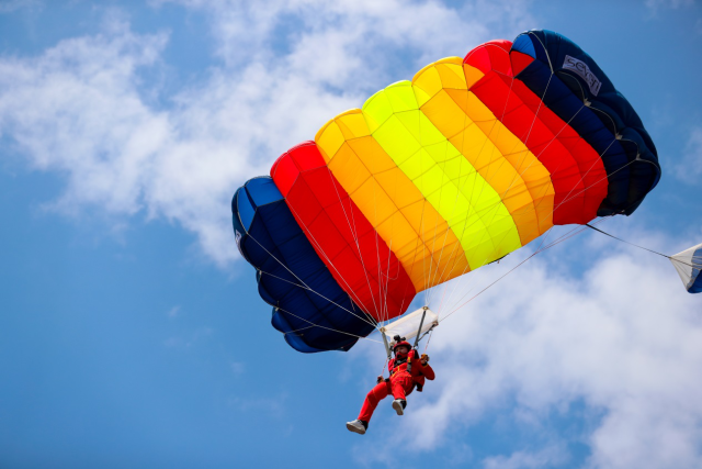 颜色绚丽的降落伞划破了湛蓝的天空.