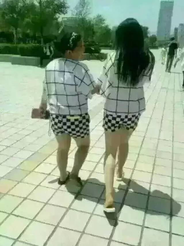 撞衫不可怕,谁胖谁尴尬-搞笑频道-手机搜狐