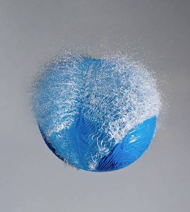 水气球破裂瞬间摄影
