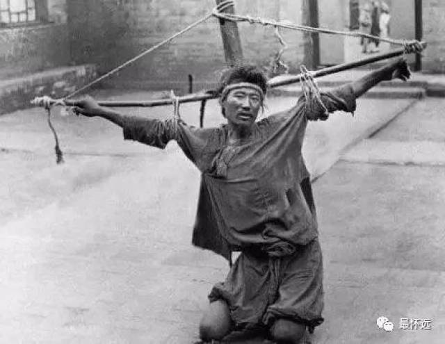 满清十大酷刑是中国封建时期审问犯人所用刑罚,一般包括:剥皮,腰斩