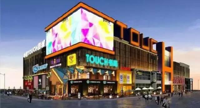 ",当你还在寻找抓娃娃机的"诀窍"时,touch12街都已经有真人抓娃娃机啦