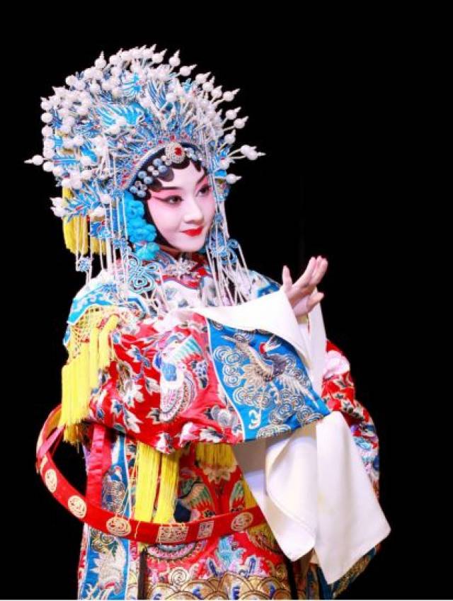 擅演剧目:《红鬃烈马》《贵妃醉酒》《太真外传》《天女散花》等剧目.