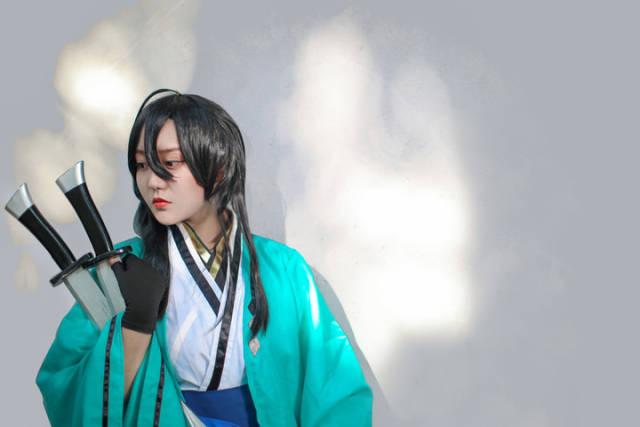 乐正绫 cosplay 拿双刀的萌妹真霸气