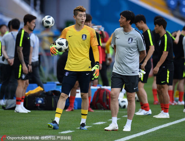 高清图:韩国队积极备战 门将赵贤佑与教练交谈