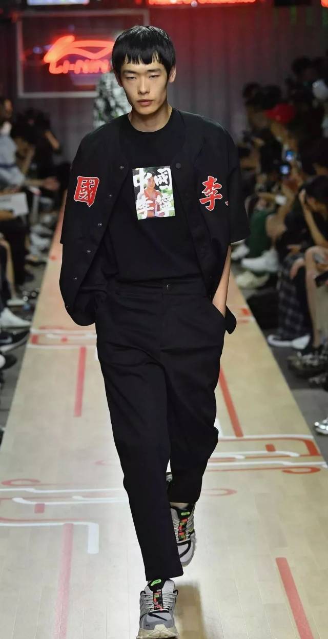 完,中了李宁的毒,无法自拔 实力吸睛,大气时髦,墙裂为"中国李宁"打