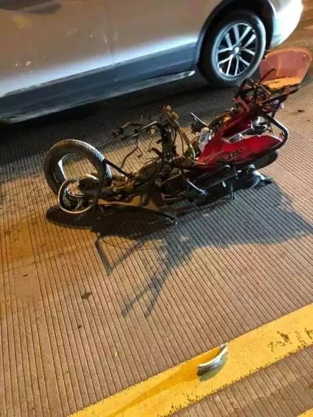 1死2伤!吉安大桥昨晚发生一起惨痛车祸,保时捷被撞得稀烂(内附视频)