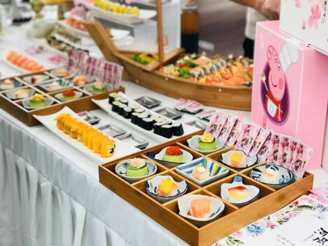 精美冷餐 现场准备了精美甜点,燕之屋燕窝,河风寿司等美味 x3历史墙也