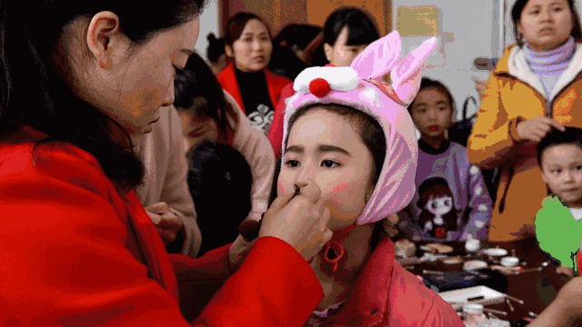 孩子洋溢着活泼和灿烂的笑容,风姿卓越站在舞台上,收获掌声和荣耀,更