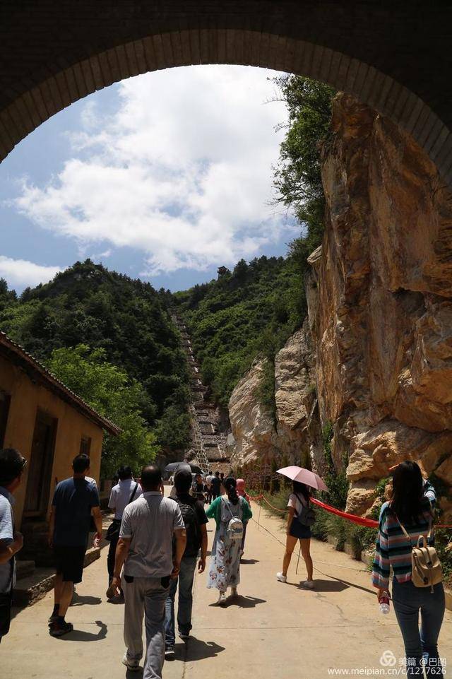 建議年輕人一直走,參觀綠林洞,鑽山壕,土匪窩,觀看血風腥雨的實景