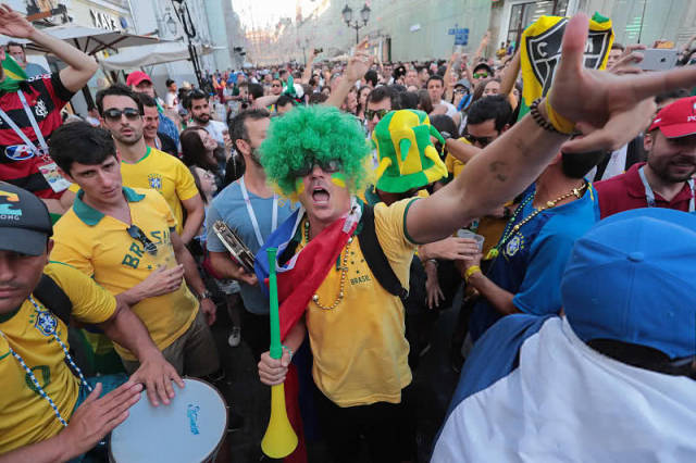 国外男球迷没那么多讲究,头顶"绿"帽子照样狂欢!