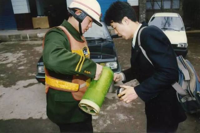 在路口执勤的交警,要站在一个高高的安全台上;看,这是90年代的交警