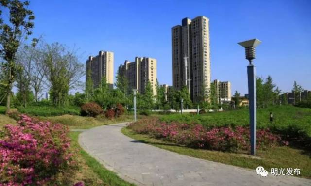 后改为市府公园,2015 年后定名嘉山公园,位于明光东城核心区域,明光市