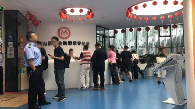深圳大件事) 随后记者又前往了位于深圳南山婚姻登记处