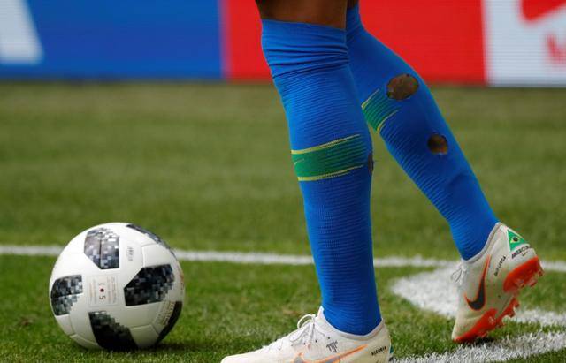 细心观察的球迷,也许会发现,内马尔的小腿袜子上,有一个个被踩破的洞
