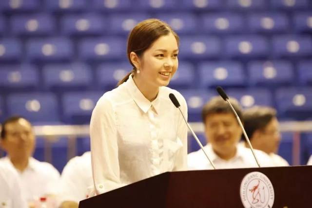 黑大毕业典礼,妹子一张嘴引爆全场!