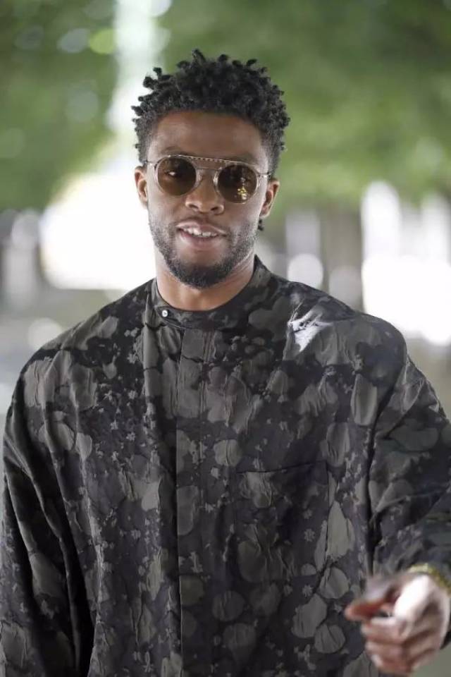 陛下帅翻黑豹查德维克时尚穿搭花俏图样又不失王者稳重霸气